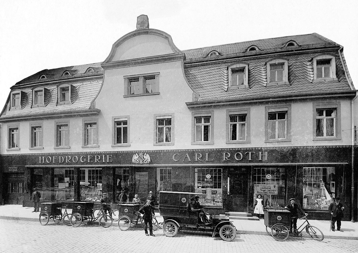 Carl-Roth-Hofdrogerie-1908_1380px.jpg Carl-Roth-Hofdrogerie-1908_1380px.jpg